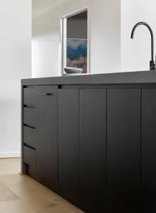 Keuken gewrapt in donker hout - keukenkast-wrappen-nl