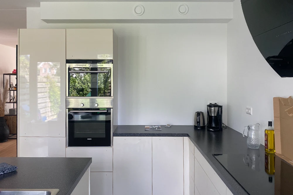 Keuken laten wrappen van wit naar grijsgroen- BEFORE