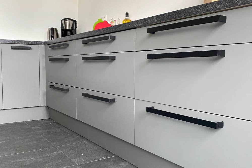 Keuken laten wrappen van wit naar grijsgroen - Close up