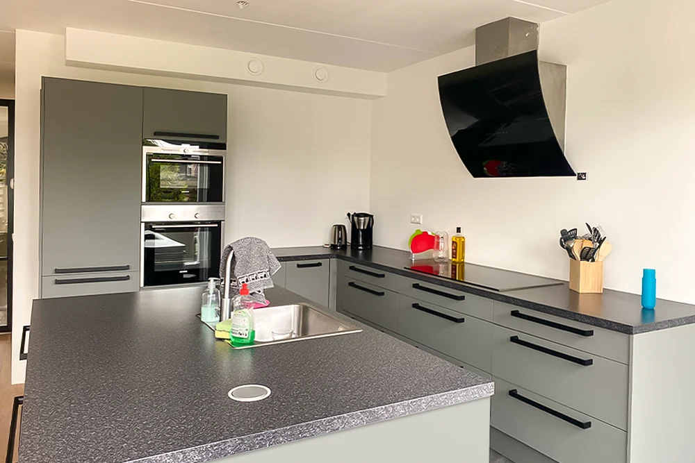 Keuken laten wrappen van wit naar grijsgroen