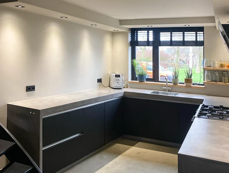 U keuken greeploos zwart gewrapt detail van hoek