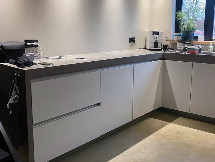 White U-shaped kitchen before vinyl wrapping