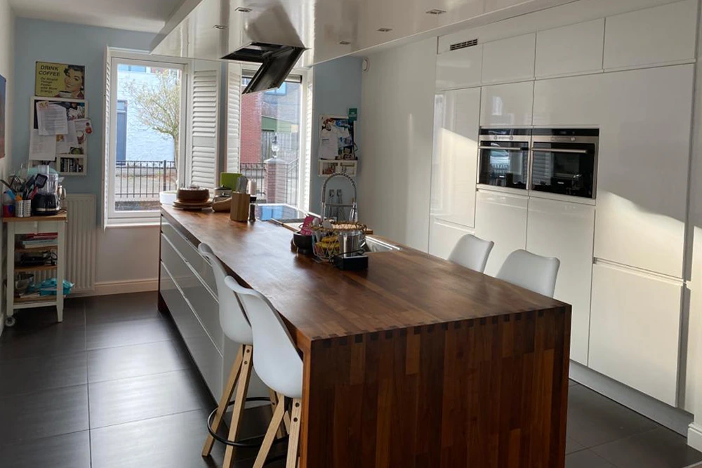 kastenwand en keuken van wit naar zwart wrappen